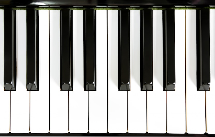Foto gratuito primo piano dei tasti del piano