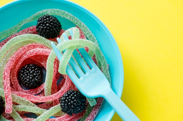 Primo piano dei vermi variopinti della gelatina indicati come spaghetti