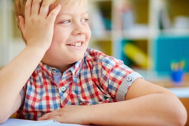 Primo piano del bambino adorabile con la mano sul viso