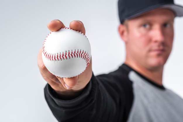 Primo piano del baseball tenuto in mano