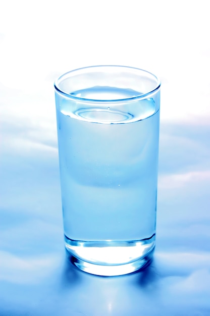 Primo piano del bicchiere d&#39;acqua