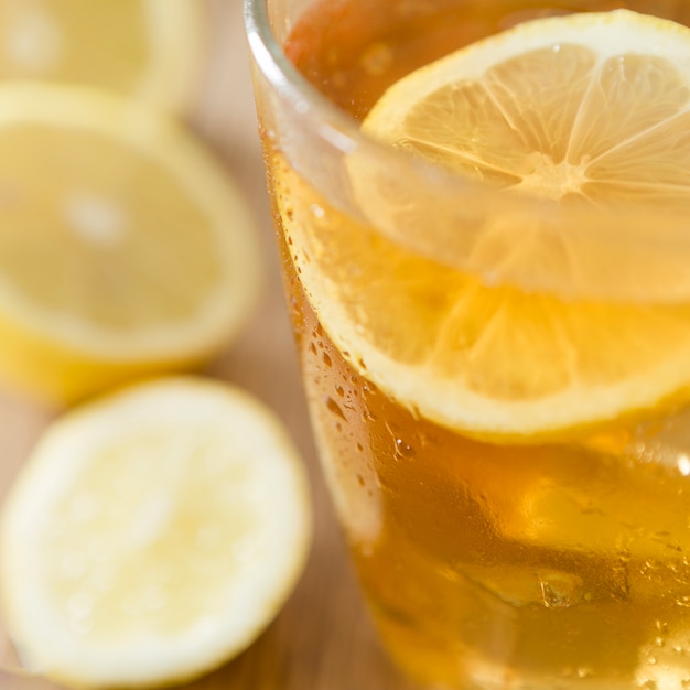 Primo piano del bicchiere di bevanda al limone