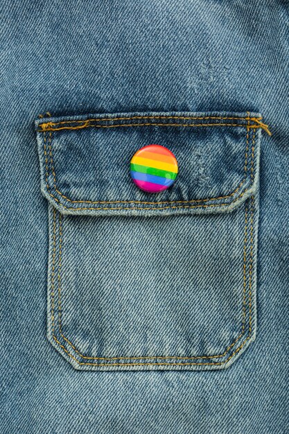 Primo piano del bottone dei jeans di giorno della società di orgoglio lgbt