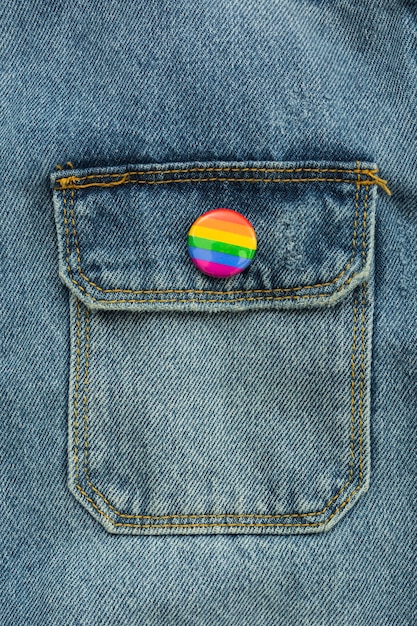 Primo piano del bottone dei jeans di giorno della società di orgoglio lgbt