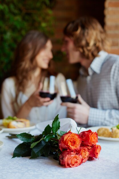 Primo piano del bouquet con il vino coppia, bere