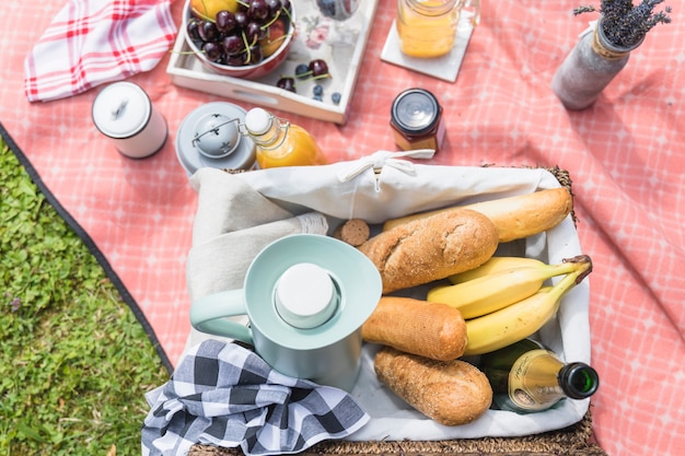 Primo piano del cestino da picnic sulla coperta