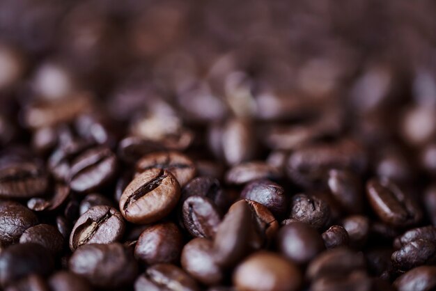 Primo piano del chicco di caffè sfocato