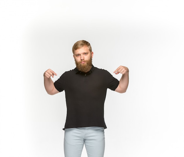 Primo piano del corpo del giovane in maglietta nera vuota isolata su fondo bianco. Mock up per il concetto di design