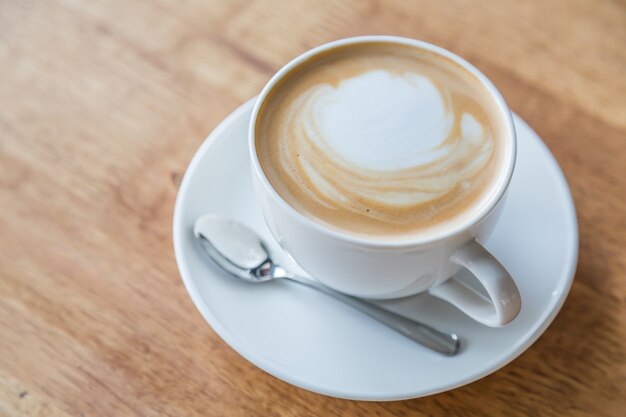 Primo piano del cucchiaio accanto a una tazza di caffè