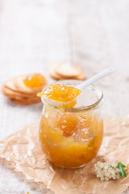 Primo piano del cucchiaio con una deliziosa marmellata