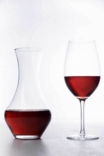 Primo piano del decantatore e del bicchiere di vino