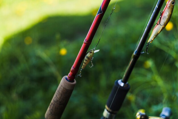 Primo piano del gancio di pesca sulla canna da pesca