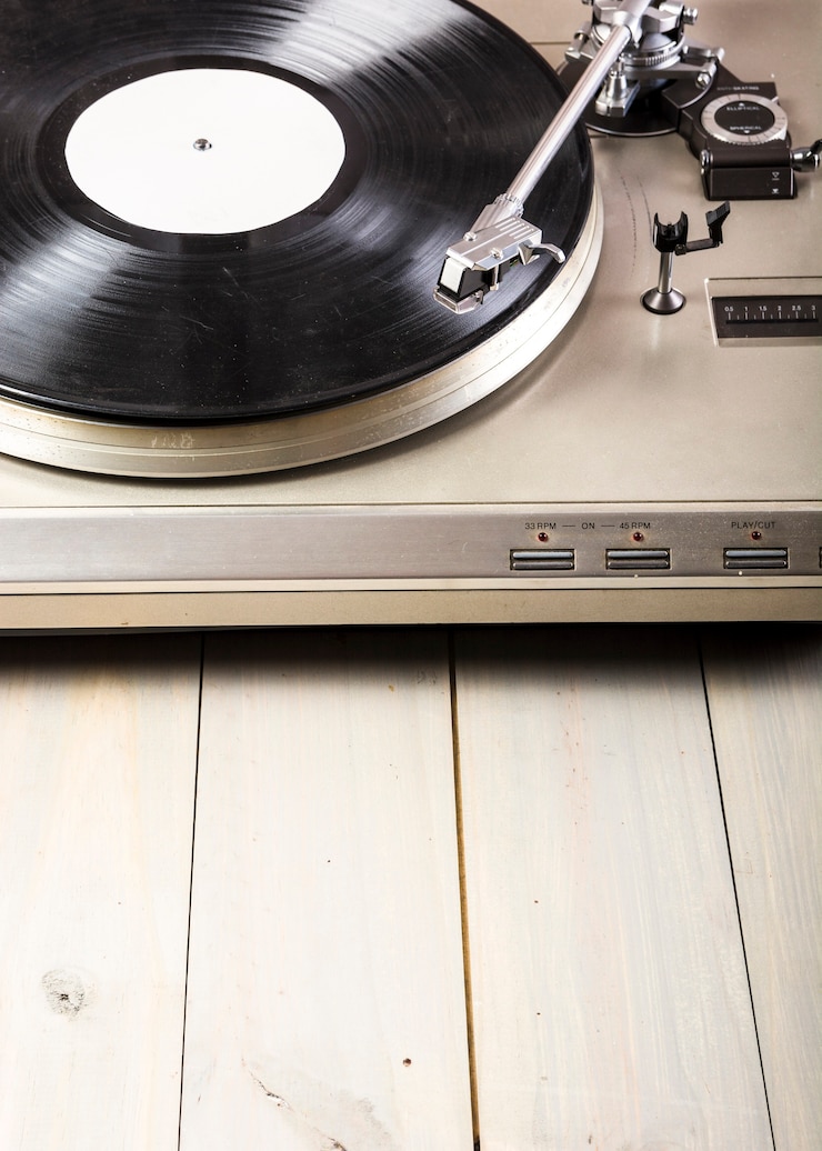 Foto gratuito primo piano del giradischi del vinile della piattaforma girevole sulla tavola di legno