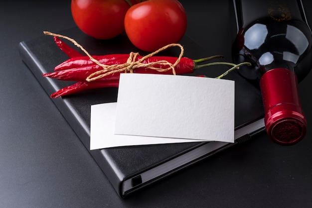 Primo piano del libro del menu con la bottiglia di vino e i peperoncini