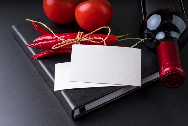 Primo piano del libro del menu con la bottiglia di vino e i peperoncini