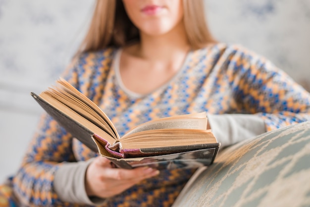 Primo piano del libro di lettura della donna