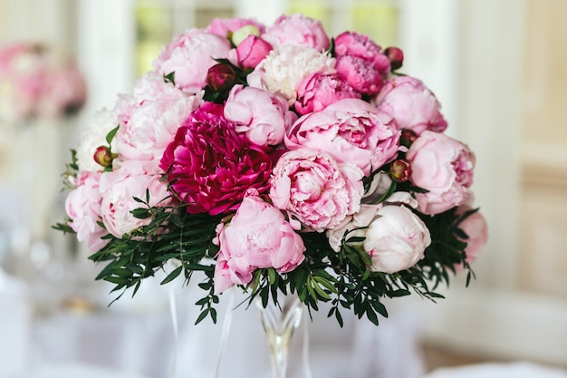 Primo piano del mazzo fatto di peonie bianche e rosa