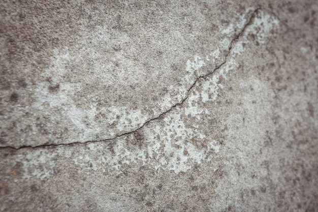Primo piano del muro di cemento con la crepa