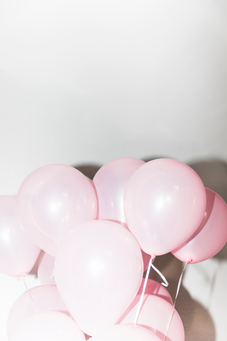 Foto gratuito primo piano del pallone gonfiabile rosa contro il contesto bianco
