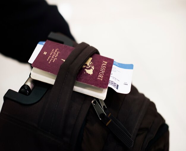 Primo piano del passaporto con biglietto aereo su bagaglio