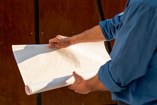 Primo piano del piano di detenzione dell'architetto