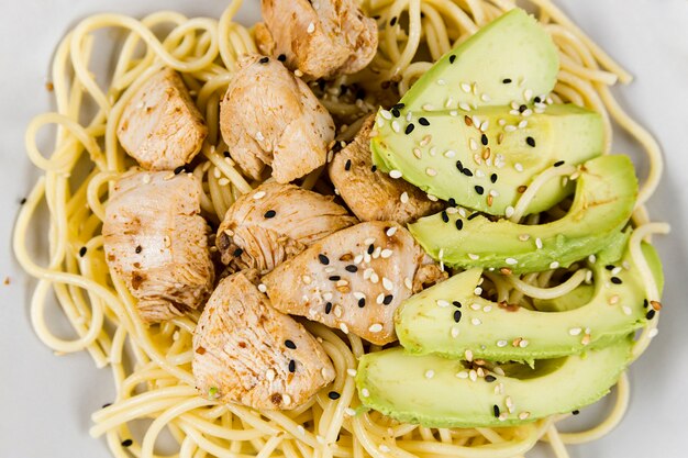 Primo piano del piatto con pasta e avocado