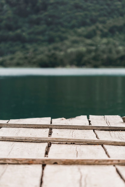 Primo piano del pilastro di legno davanti al lago