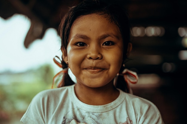 Primo piano del ritratto della piccola bambina indonesiana