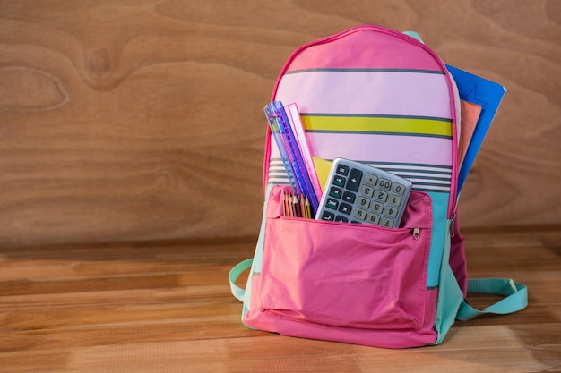 Primo piano del sacchetto di scuola con libri e cancelleria