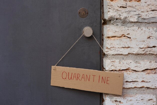 Primo piano del segno di quarantena sulla porta d'ingresso