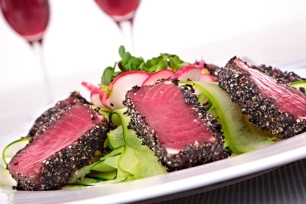 Primo piano del tataki con insalata di cetrioli