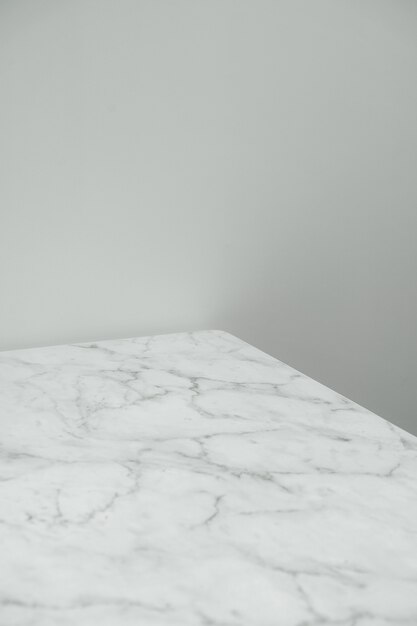 Primo piano del tavolo di marmo