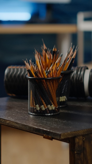 Primo piano del tavolo in legno con matite colorate per artista