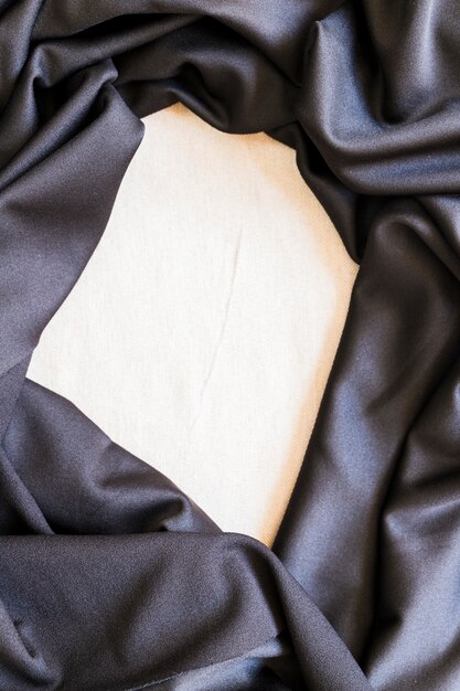 Primo piano del telaio in tessuto liscio nero