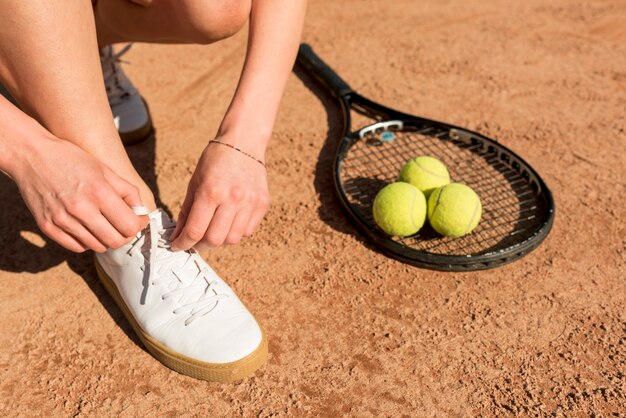 Primo piano del tennista con attrezzature sportive