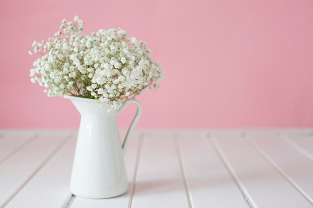 Primo piano del vaso bianco con fiori