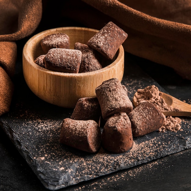 Primo piano delizioso dello spuntino del cioccolato dell'angolo alto