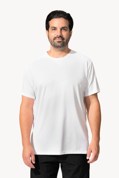Primo piano dell'abbigliamento di un uomo indiano che indossa una t-shirt bianca
