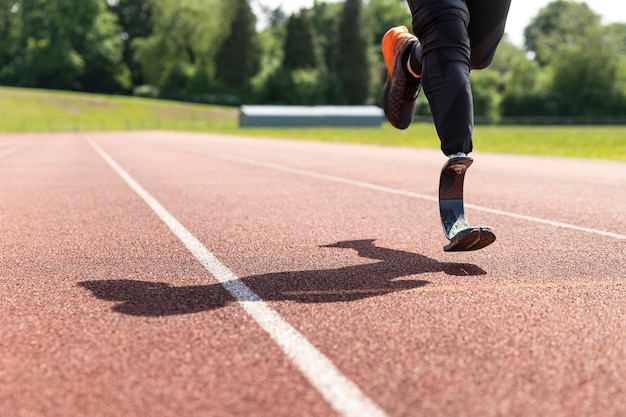 Primo piano dell'atleta che corre