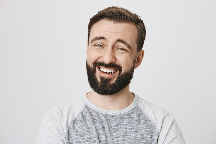 Foto gratuito primo piano dell'uomo barbuto che ride felice che sorride
