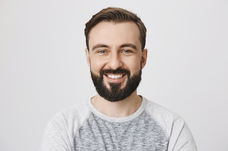 Foto gratuito primo piano dell'uomo barbuto che ride felice che sorride