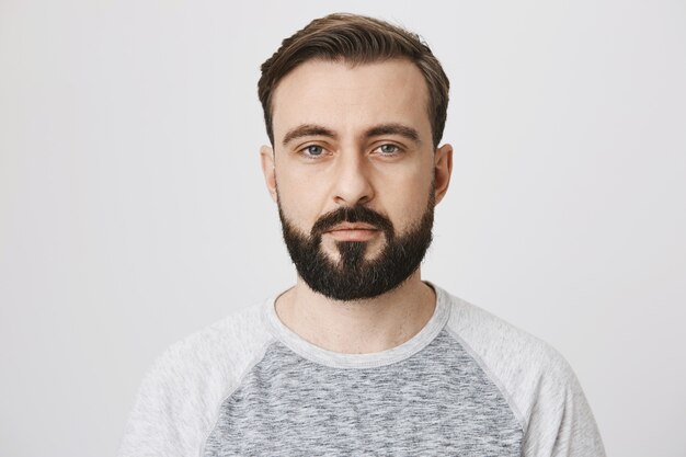Primo piano dell'uomo barbuto stanco