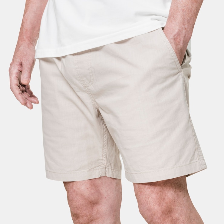Foto gratuito primo piano dell'uomo che indossa pantaloncini beige