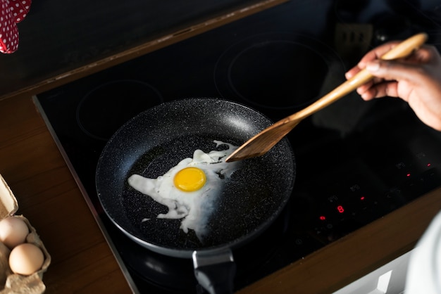 Primo piano dell&#39;uovo fritto cucinato sulla vaschetta