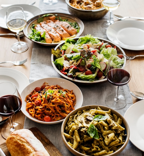 Primo piano della cena di cibo italiano