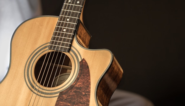 primo piano della chitarra acustica con lo spazio della copia