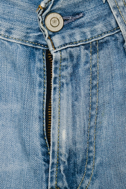 Primo piano della chiusura lampo delle blue jeans