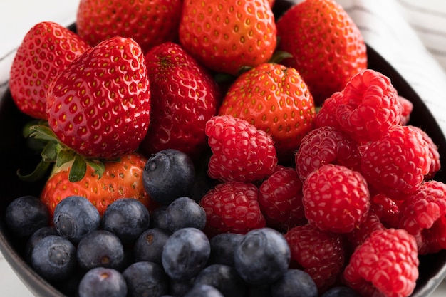 Primo piano della ciotola con la frutta