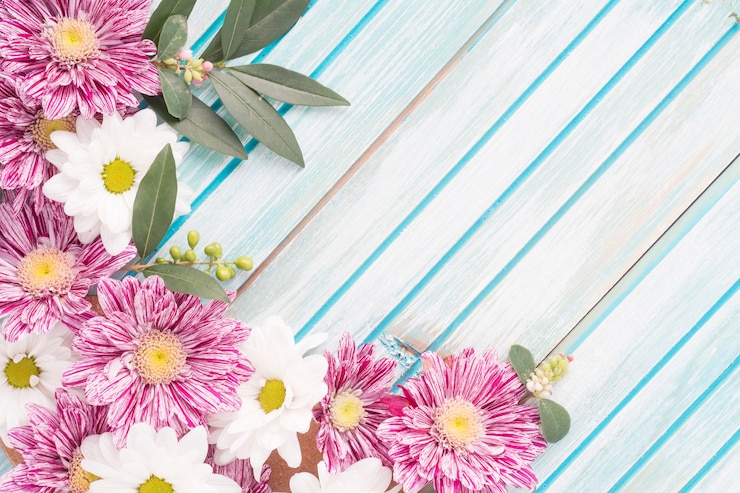 Foto gratuito primo piano della decorazione dei fiori sul contesto a strisce di legno