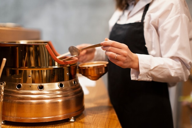 Primo piano della donna che lavora alla macchina del caffè